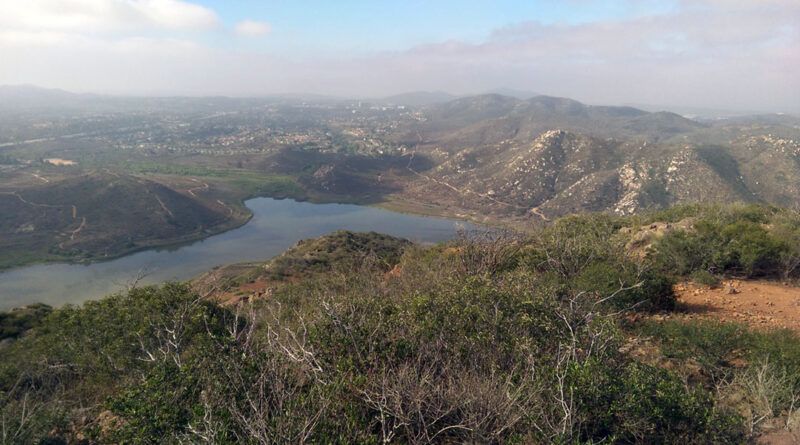 The view towards Lake Hodges from the summit of Bernardo Mountain trail