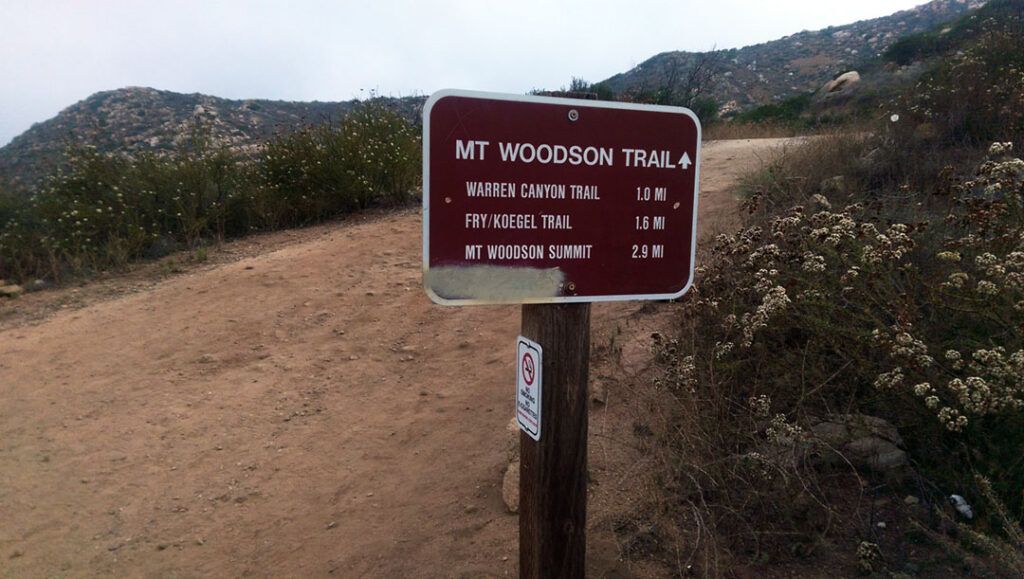 Mt Woodson Trail sign leads the way to Potato Chip Rock